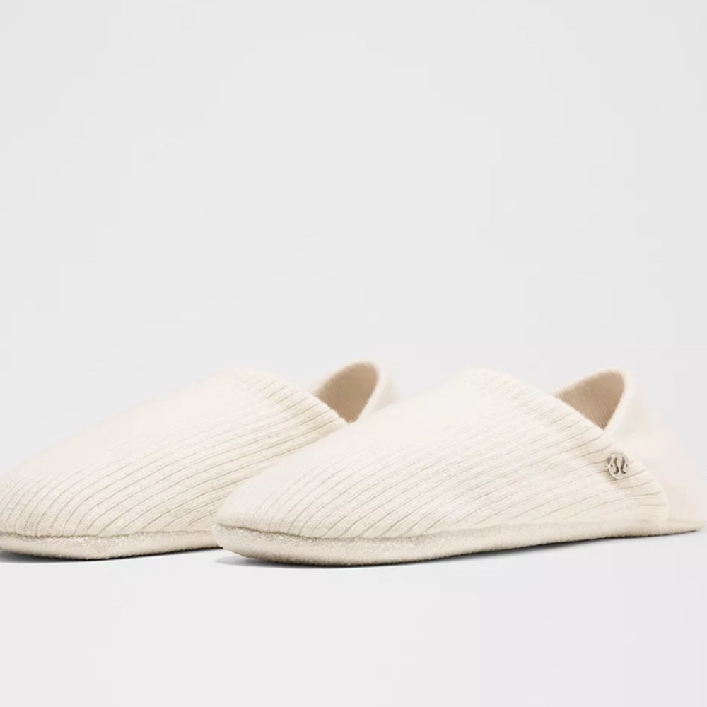 Lululemon White Ribbed Slippers